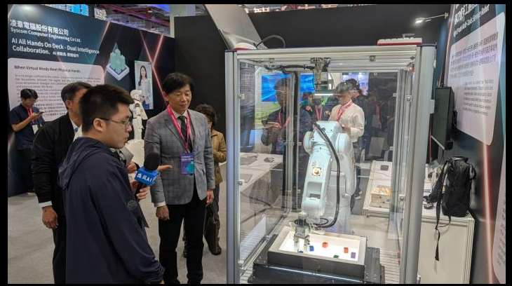 เย่เจ๋อซาน(葉澤山)รองผู้ว่านครไถหนาน เยี่ยมชมงาน Smart City Summit & Expo 2026 โซนศาลาไถหนาน และชมระบบควบคุมแขนกลด้วยเสียง AI(photo:tainan.gov)