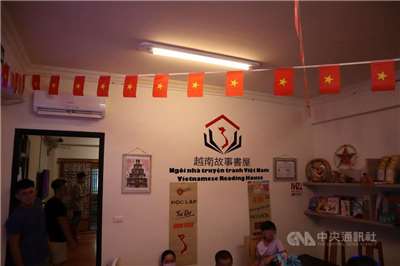 คุณด่าวถีเวย (Dao Thi Que) ผู้ตั้งถิ่นฐานใหม่จากเวียดนาม เจ้าของ "บ้านหนังสือนิทานเวียดนาม"  เมืองฮัวเหลียน (ภาพจากCNA)