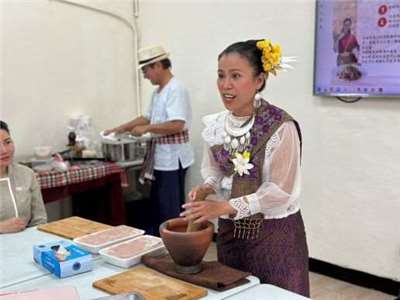  คุณพิมพ์มาดา จาง ผู้ตั้งถิ่นฐานใหม่ชาวไทย ชวนทำลาบไก่รับสงกรานต์ ให้มีโชคลาภทุกคน (ภาพจาก สตม.ไต้หวัน)
