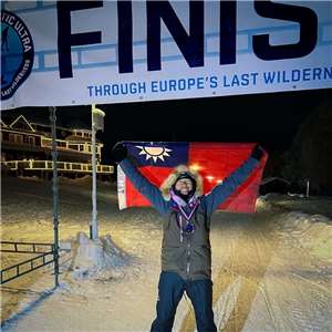 เฉินเยี่ยนป๋อ พิชิตศึกนรกเยือกแข็ง 185 กม. คว้าอันดับ 2 ในศึกอัลตรามาราธอนที่ขั้วโลกเหนือ พร้อมเผยโมเมนต์สุดเซอร์ไพรส์ได้ต่อสายตรงถึง "มาครง" (ภาพจาก CNA)