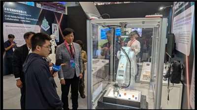 เย่เจ๋อซาน(葉澤山)รองผู้ว่านครไถหนาน เยี่ยมชมงาน Smart City Summit & Expo 2026 โซนศาลาไถหนาน และชมระบบควบคุมแขนกลด้วยเสียง AI(photo:tainan.gov)