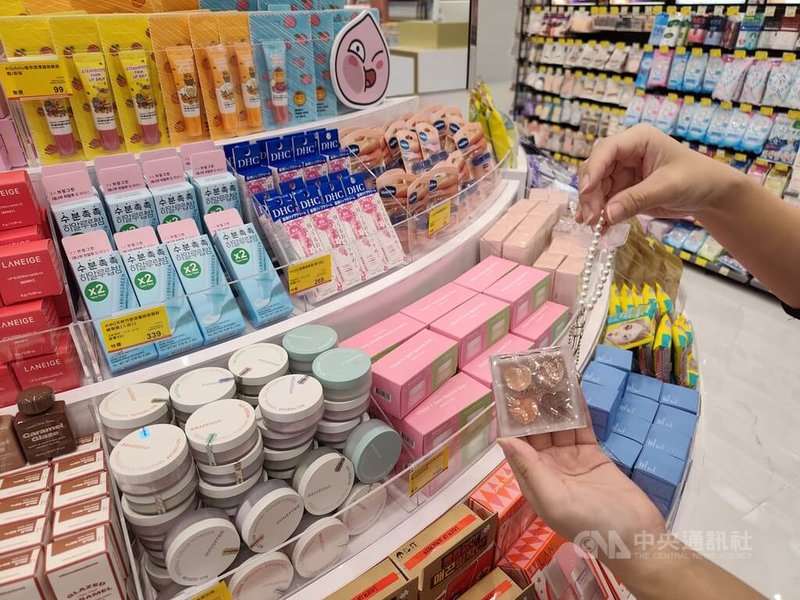 ร้าน Cosmed เปิดสาขาครบ 600 แห่งแซงหน้า Watsons ขึ้นแท่นผู้นำร้านขายยาและเครื่องสำอางไต้หวัน (ภาพ CNA)