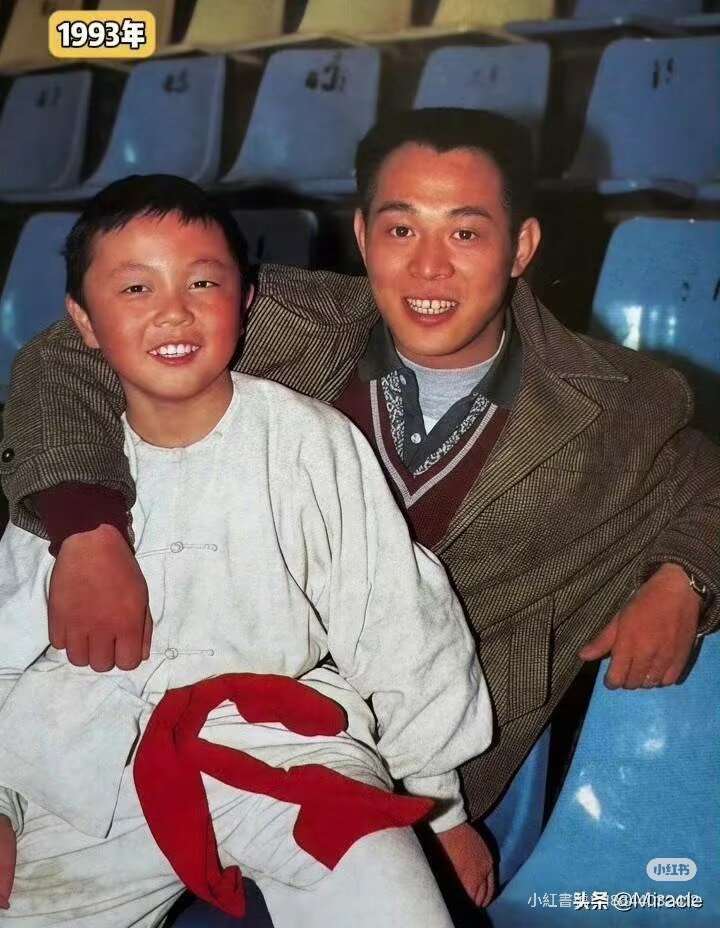 เจ็ท ลี โชว์ภาพลูกชายในจอ พร้อมแคปชั่นเด็ด และภาพเปรียบเทียบอดีตและปัจจุบัน กับการกลับมาพบกันอีกครั้งในรอบกว่า 33 ปี (ภาพจากเวยปั๋ว หลี่เหลียนเจี๋ย)