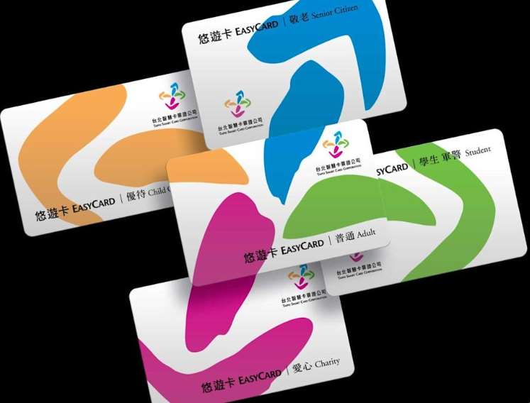 EasyCard รุ่นแรกแบ่งออกเป็น 5 ประเภท ได้แก่ บัตรทั่วไป บัตรสิทธิพิเศษ บัตรนักเรียน/ทหาร/ตำรวจ บัตรผู้พิการ และบัตรผู้สูงอายุ(ภาพจากเว็บ ypdesigngroup)
