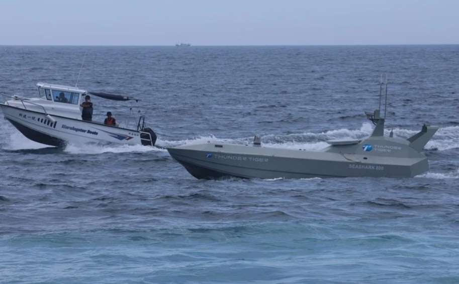 เรือไร้คนขับ ‘SeaShark 800’ ของบริษัท Thunder Tiger ผู้ผลิตอากาศยานไร้คนขับ สาธิตการควบคุมพื้นฐานกลางทะเลนอกชายฝั่ง(ภาพ:CNA)