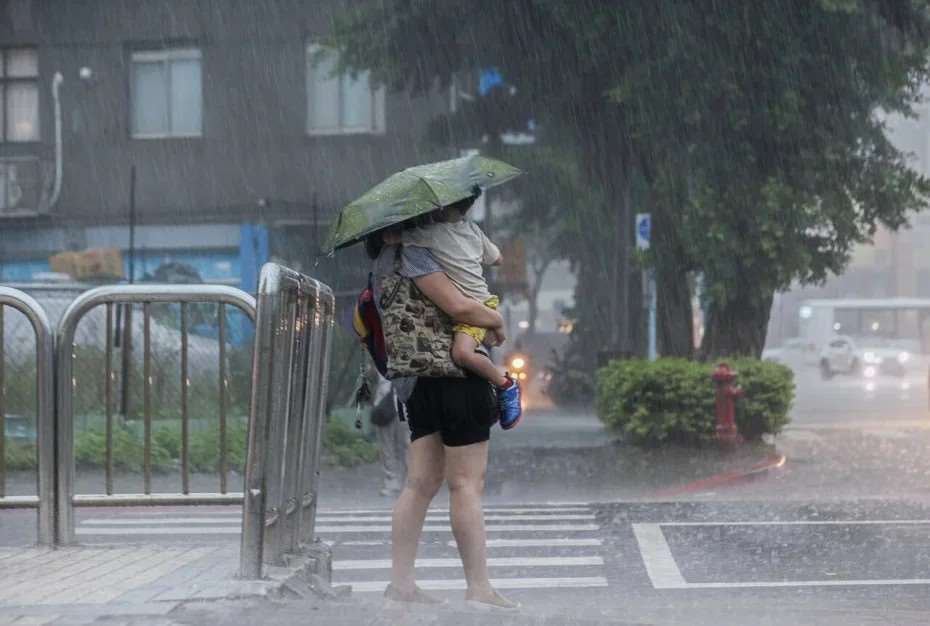 ฝนตกทั่วไต้หวันต่อเนื่องหนึ่งสัปดาห์ จากแนวปะทะอากาศคงตัวและลมตะวันตกเฉียงใต้ อังคาร-พุธ คาดฝนหนักสุด