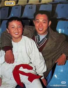 เจ็ท ลี โชว์ภาพลูกชายในจอ พร้อมแคปชั่นเด็ด และภาพเปรียบเทียบอดีตและปัจจุบัน กับการกลับมาพบกันอีกครั้งในรอบกว่า 33 ปี (ภาพจากเวยปั๋ว หลี่เหลียนเจี๋ย)