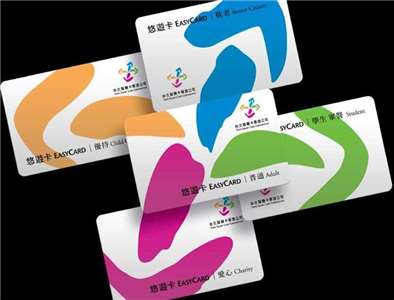 EasyCard รุ่นแรกแบ่งออกเป็น 5 ประเภท ได้แก่ บัตรทั่วไป บัตรสิทธิพิเศษ บัตรนักเรียน/ทหาร/ตำรวจ บัตรผู้พิการ และบัตรผู้สูงอายุ(ภาพจากเว็บ ypdesigngroup)