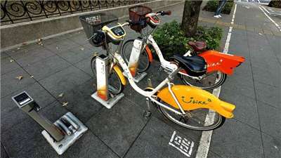 ตำรวจไต้หวันใช้เวลา 30 นาทีนำกระเป๋าตังค์และเงิน 20,000 ที่ลืมไว้ในจักรยาน YouBike คืนให้กับนักท่องเที่ยวชาวไทยได้สำเร็จ