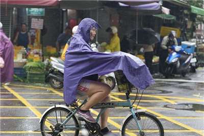 เตือนสภาพอากาศรุนแรงสุดขั้ว ระวังฟ้าผ่า ลมแรง ฝนตกหนักฉับพลัน จากอิทธิพลแนวปะทะอากาศและลมมรสุม (ภาพจาก CNA)