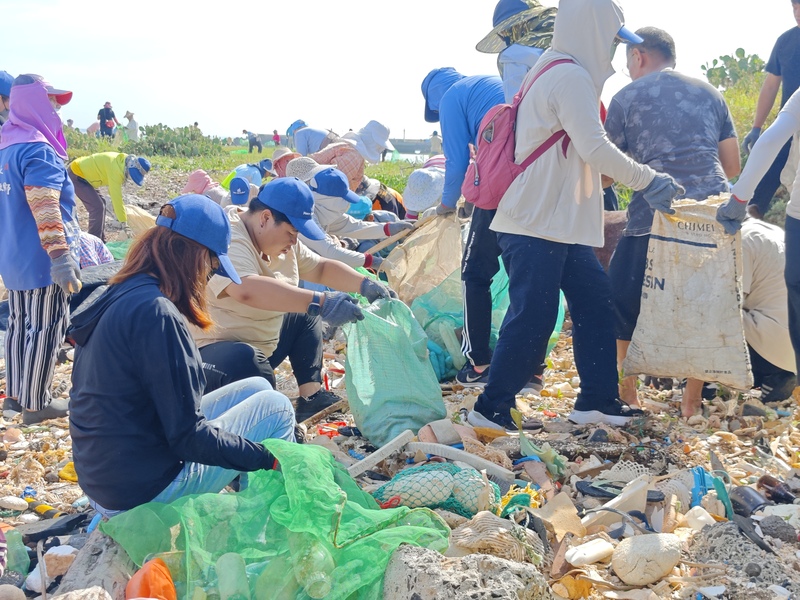 ชาวเผิงหูร่วมใจเก็บขยะทะเลหลังไต้ฝุ่นบาหวี่พัดผ่าน ชายหาดหูซีเก็บกวาดได้ 4 ตันภายใน 2 ชั่วโมง