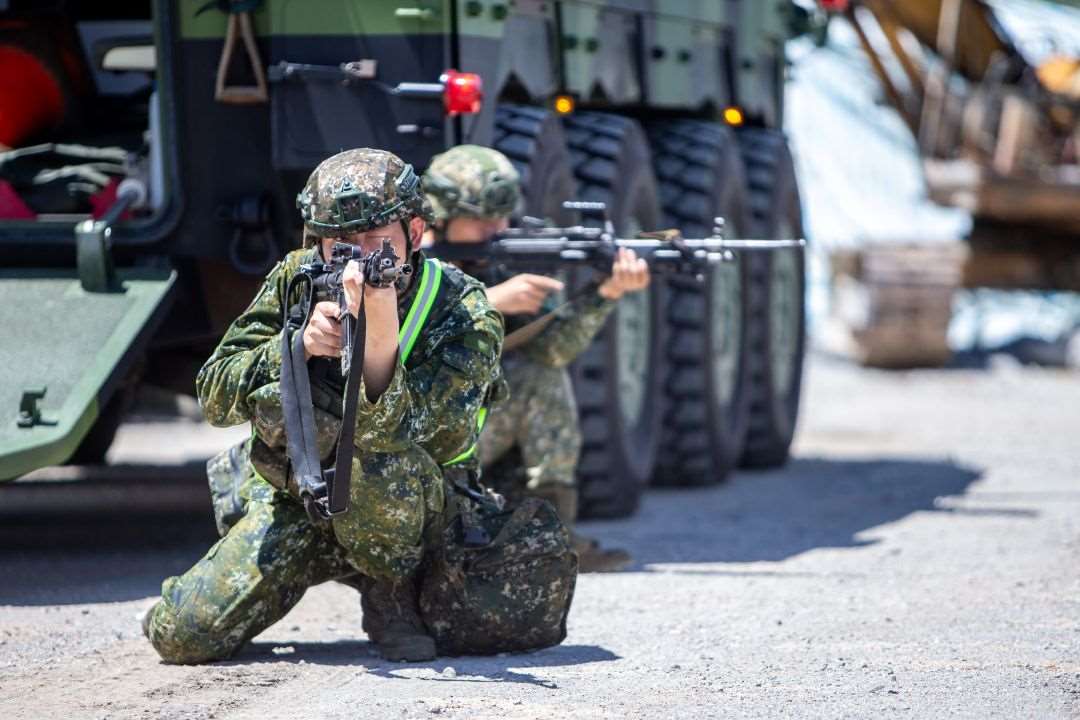 ซ้อมรบฮั่นกวง 42 เสริมความพร้อมรับมือการปิดล้อม ซ้อมถ่ายโอนสิ่งของและการคุ้มกันทางทะเล (ภาพจาก กระทรวงกลามโหมไต้หวัน)
