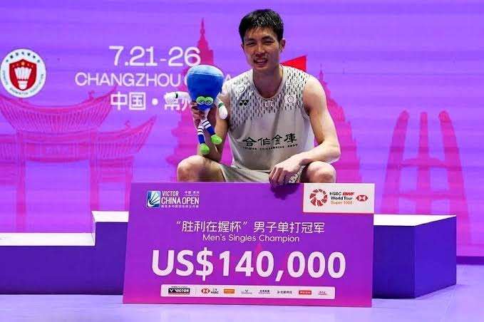 โจวเทียนเฉิงสร้างประวัติศาสตร์เป็นนักแบดที่อายุมากที่สุดที่สามารถคว้าแชมป์ระดับ ซูเปอร์ 1000 หลังคว้าแชมป์แบดชายเดี่ยวในศึกไชน่า โอเพ่น 2026 (ภาพจากสำนักข่าวซินหัว)
