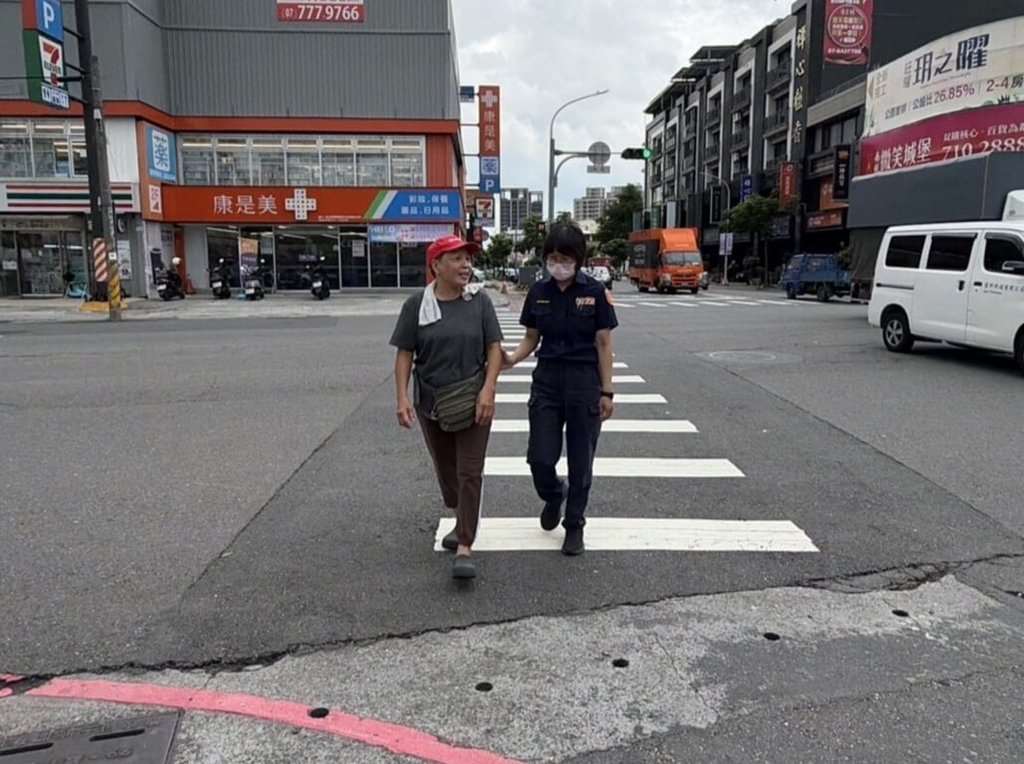 เห็นผล! ตำรวจเกาสงผลักดันมาตรการดูแลผู้สูงอายุบริเวณทางแยก ยอดเสียชีวิตลดลง 40% (ภาพจาก สถานีตำรวจเกาสง)