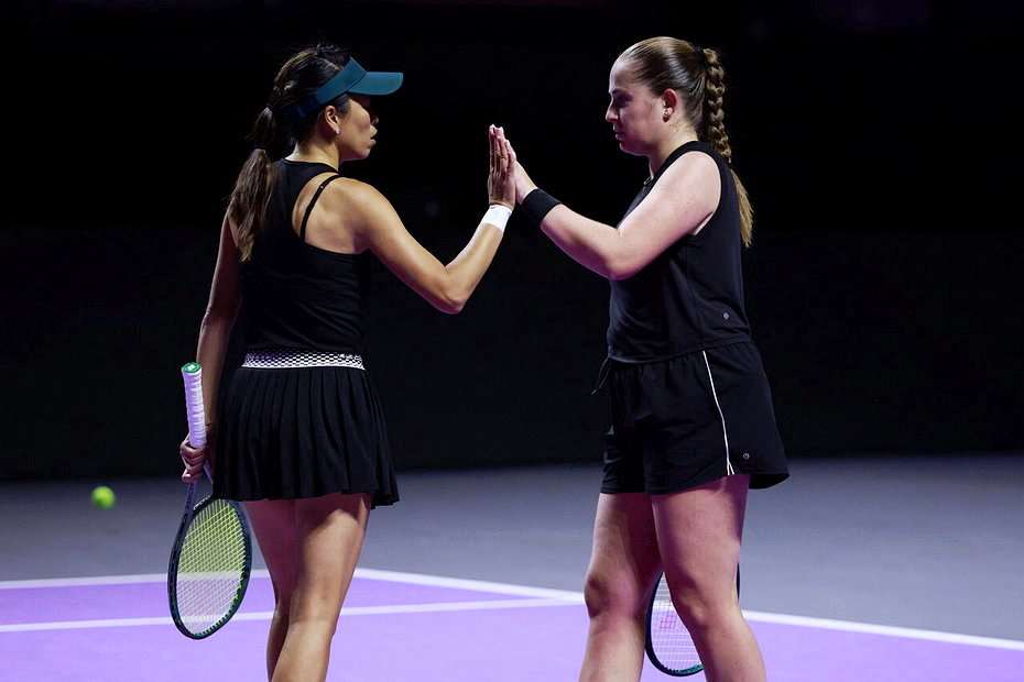 เซี่ยสูเวย ควงคู่หมวยโอ สาวลัตเวีย ไปไม่ถึงดวงดาว ตกรอบรองฯ ศึกเทนนิสหญิง WTA ที่แคนาดา (ภาพจากรอยเตอร์ส)