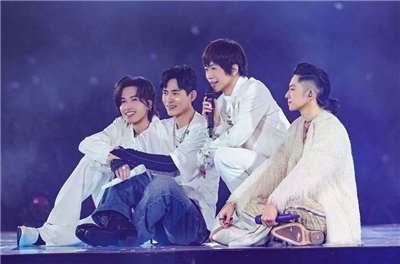 หลังเปิดหัวที่ไทย 3 หนุ่ม F4 กับอาซิ่น และ ทัวร์คอนเสิร์ต F✦FOREVER  รอบอาเซียน ปิดฉากที่สิงคโปร์อย่างงดงาม (ภาพจาก B'in Music)