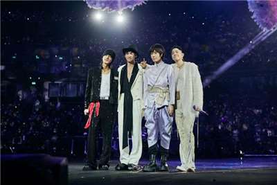 3 หนุ่ม F4 ควงอาซิ่นที่แต่งชุดไทย ขึ้นเวทีคอนเสิร์ต F✦FOREVER ที่เมืองไทย (ภาพจาก B'in Music)