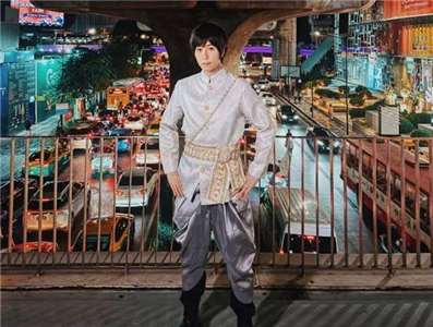อาซิ่น (阿信) ที่ไปเป็น F พิเศษในคอนเสิร์ต F 4 ที่กทม. สร้างความฮือฮาด้วยการโพสต์ภาพตัวเองแต่งกายด้วย "ชุดไทย" สุดสง่า ยืนโพสท่าสุดเท่บนสะพานลอย พร้อมแคปชั่นว่า "ผมเดบิวต์ที่ไทยแล้วครับ!" (ภาพจาก ashin_ig IG)