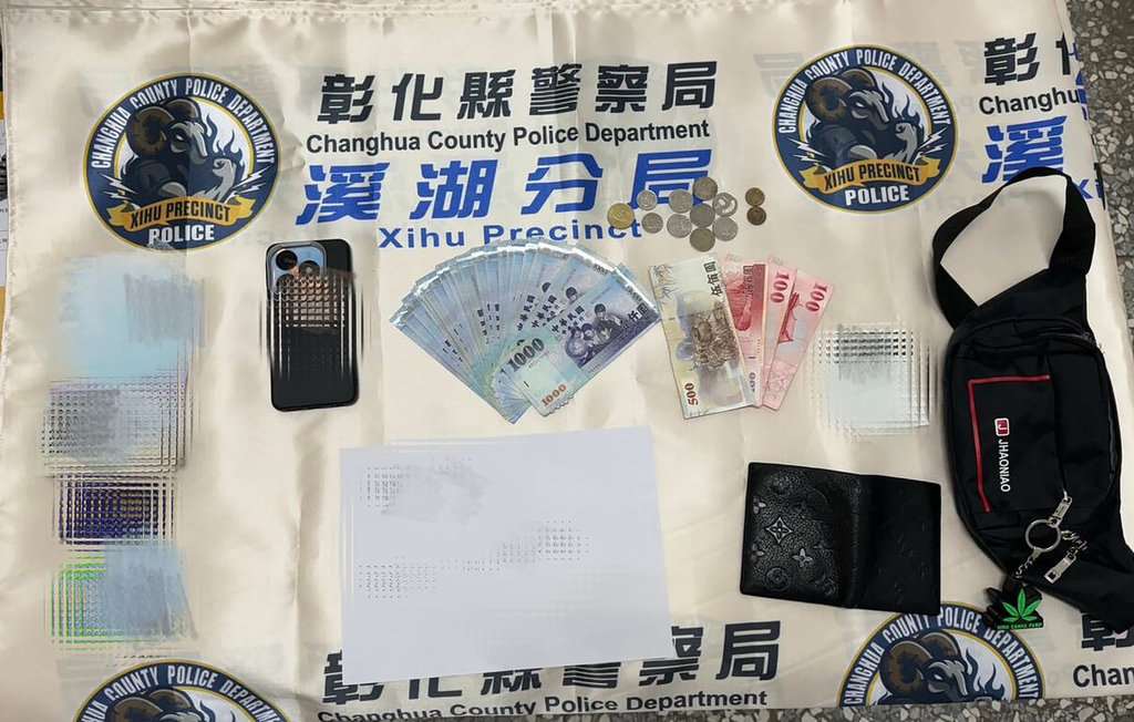 จับชายไทยคา ATM! ต้องสงสัยรับจ้างกดเงินให้แก๊งมิจฉาชีพ (ภาพจากสถานีตำรวจซีหู)