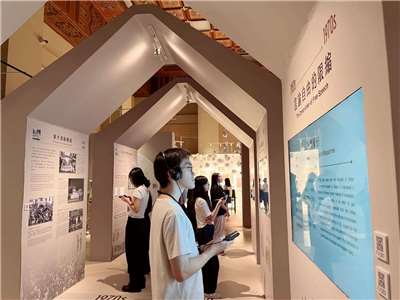 นิทรรศการ Flower of Freedom ที่อนุสรณ์สถานเจียงไคเช็ค มี Audio Guide ภาษาไทยด้วย (ภาพจากอนุสรณ์สถานเจียงไคเช็ค  )