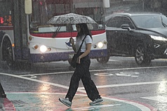 เตือนฝนตกหนัก “ไทเป นิวไทเป และจีหลง” ระวังฝนกระหน่ำ-ลมแรง