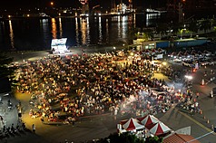 ท่าเรือประมงเฉียนเจิ้นนครเกาสง จัดมหกรรมปิ้งย่างพันคนเป็นครั้งแรก! ลูกเรือหลากหลายชาติสังสรรค์ร่วมกัน