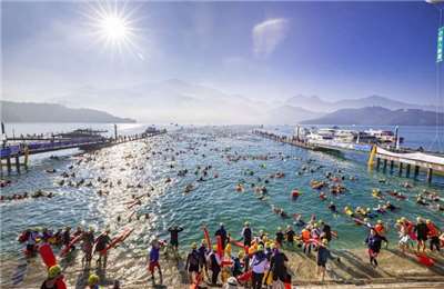 ภาพการแข่งขันว่ายน้ำข้ามทะเลสาบสุริยันจันทรา (Sun Moon Lake)กว่า 20,000 คนในปี 2025。（南投縣政府提供）