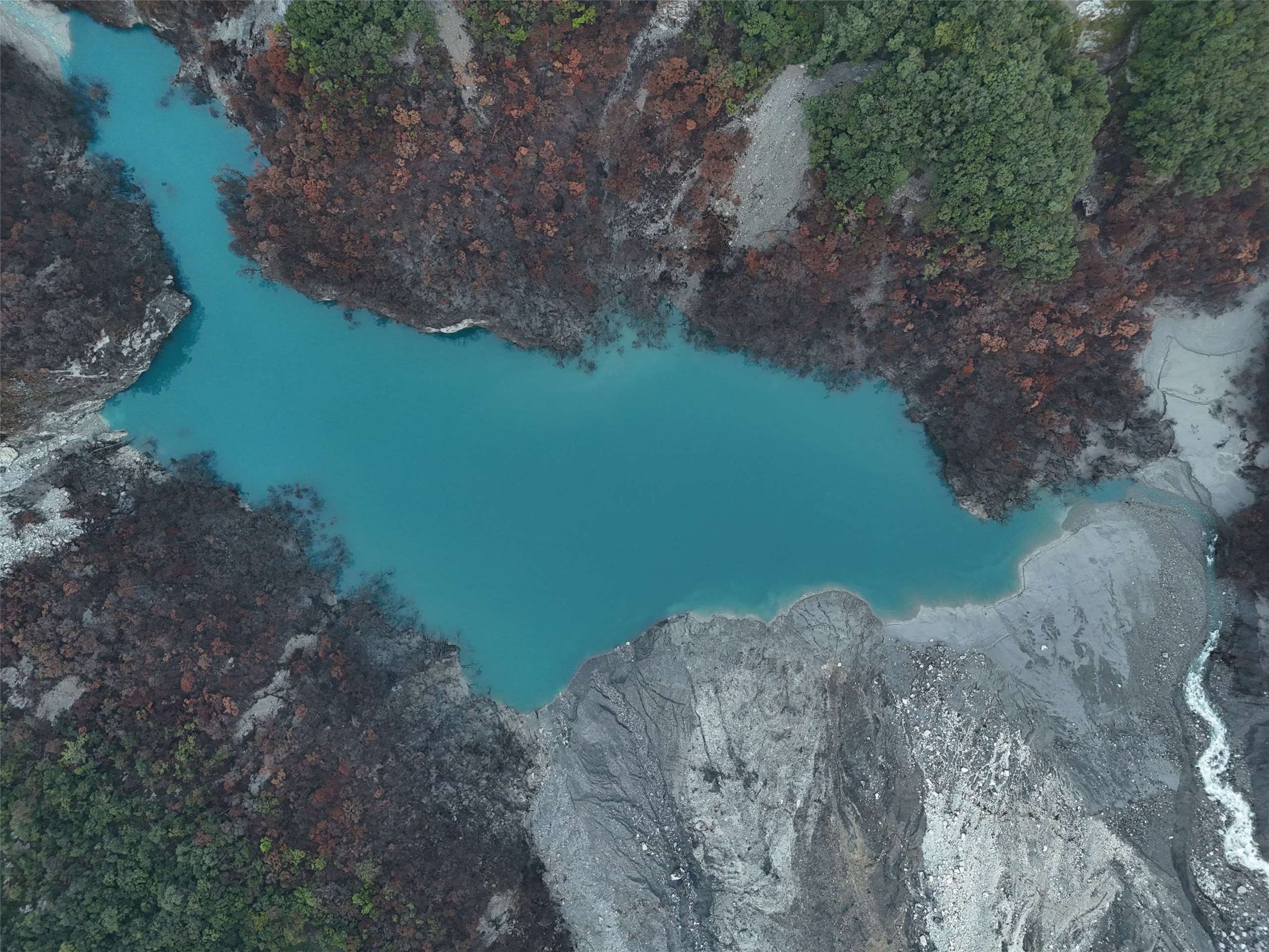 Фото: загатне озеро у руслі річки Матайʼан. (Управління лісництва й охорони природи, відділення в Хуаляні)
