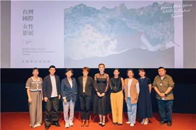 Фото: Церемонія відкриття кінофестивалю. (Facebook-сторінка Women Make Waves International Film Festival)