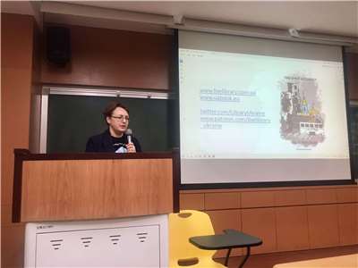 Фото: Люсьєна Шум проводить лекцію. (Мар’яна Савченко)