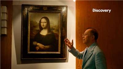 Хуан Чунжень перед «23-річною Моною Лізою». (Discovery Channel Taiwan)