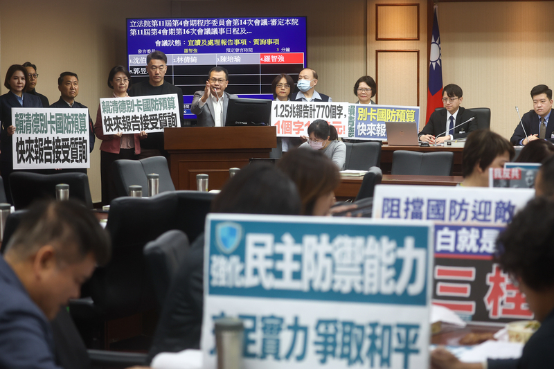 Генсекретар фракції KMT в парламенті Ло Чжицян (за трибуною) закликає президента Лая постати перед парламентом для допиту. (CNA)