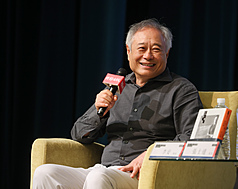 Фото: Енґ Лі на презентації перевидання книжки. (CNA)
