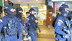 Фото: поліція оточила територію біля входу до торговельного центру Eslite Spectrum Nanxi біля станції метро Чжуншан (Zhongshan MRT). (Фото: CNA)