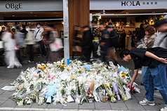 Містяни приносять квіти на місце інциденту на знак вшанування пам'яті жертв. (CNA)
