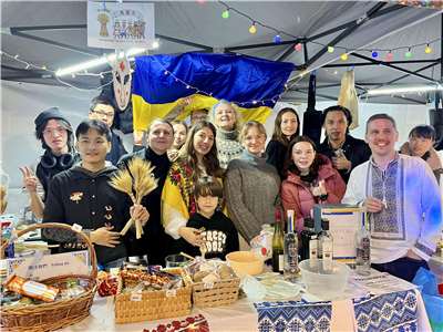 Фото: благодійна крамничка волонтерського руху «Taiwan Stands With Ukraine» (укр. «Тайвань — із Україною») на різдвяному ярмарку в Тайбеї 27 грудня. (Світлана Мінькова)