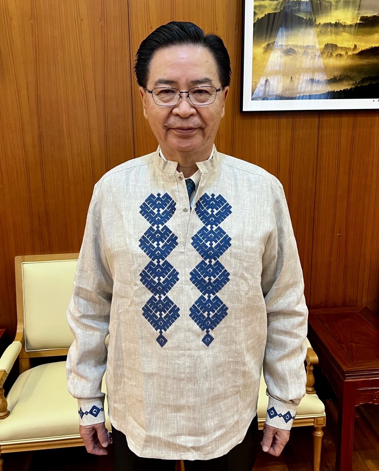 Фото: ексголова МЗС Джозеф У в вишиванці. (X-сторінка Джозефа У)