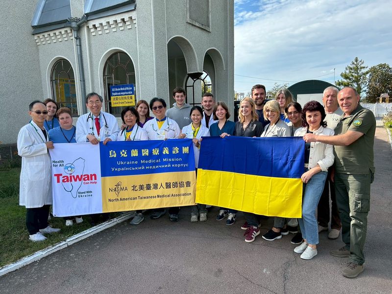 Частина команди Північноамериканської тайванської медичної асоціації разом із українськими колегами біля лікарні в Коростені. (CNA)