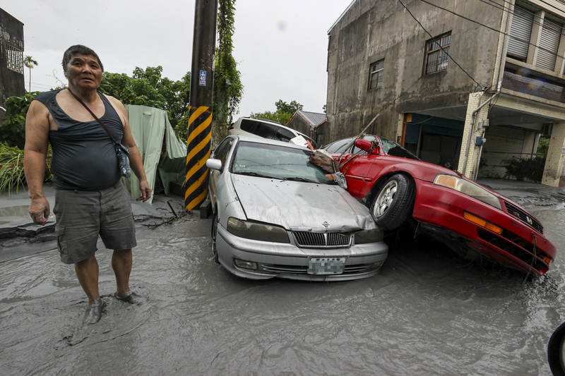 Фото: потоки води та мулу позносили автівки та затопили залізничну станцію в волості Ґуанфу. (CNA)