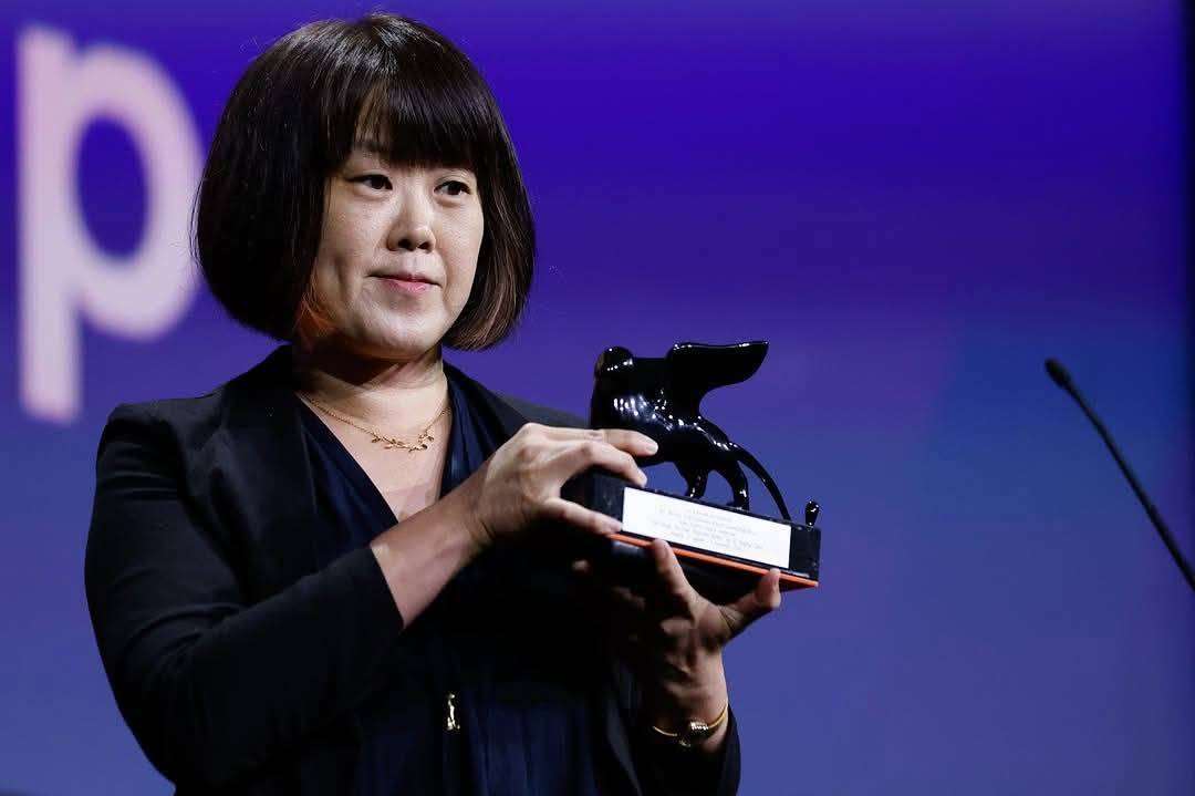 Фото: Чень Сіньї з головною нагородою за найкращий імерсивний фільм 82-го Венеційського кінофестивалю. (PTS)