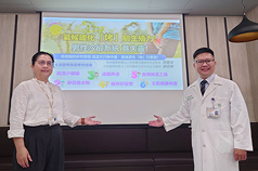 Фото: Головний лікар-уролог лікарні «Цімей» Сє Куньлінь (праворуч) та професор відділу медичних досліджень Чжан Цінпін (ліворуч) на презентації лікарні з питань медичної освіти та пропаганди здоров'я 26 серпня. (CNA)