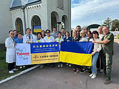 Частина команди Північноамериканської тайванської медичної асоціації разом із українськими колегами біля лікарні в Коростені. (CNA)