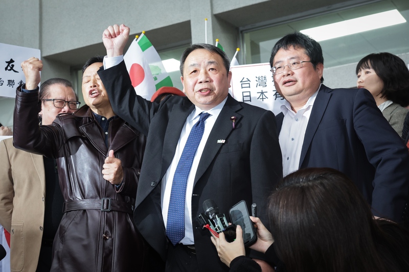 Фото: японський депутат китайського походження Секі Хей по прибуттю в столичному аеропорту Суншань. (CNA)