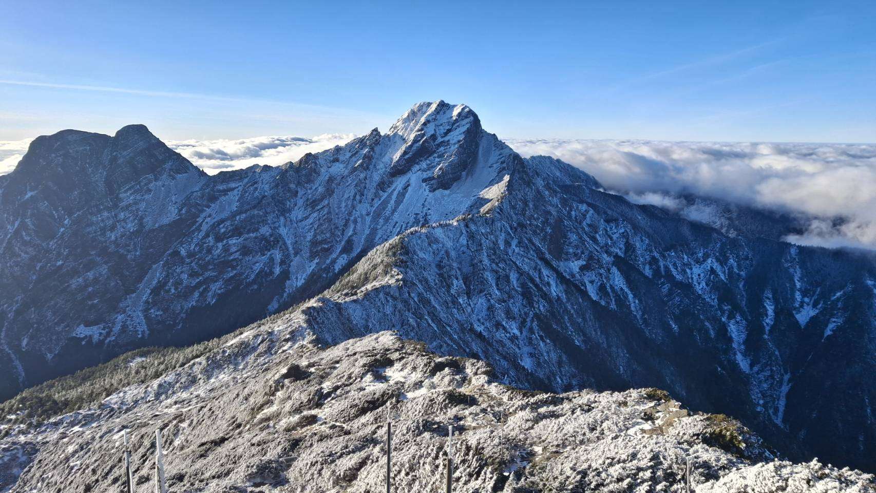 Засніжена вершина гори Юйшань. (Фото: Facebook-сторінка Центрального метеорологічного управління)