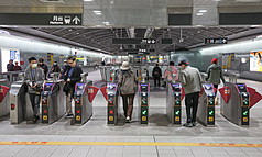 Фото: Турнікети в Тайбейському метро. (CNA)