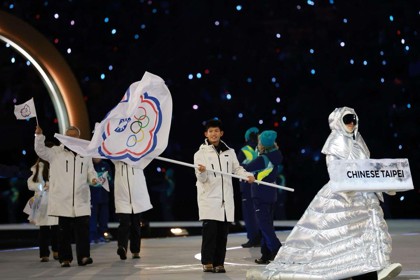 Фігурист Лі Юйсян несе прапор Олімпійського комітету Китайського Тайбея на церемонії відкриття Олімпіади в Мілані. (Фото: Facebook-сторінка комітету)