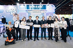 Фото: Президент Лай Цінде (в центрі), міністр культури Лі Юань (другий зліва) перед павільйоном тайванських коміксів на Тайбейській міжнародній книжковій виставці. (CNA)
