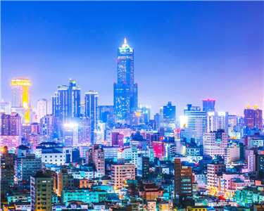 Ілюстративне фото: панорама міста Ґаосюн уночі. (Shih-wei/Getty Images/Canva Pro)