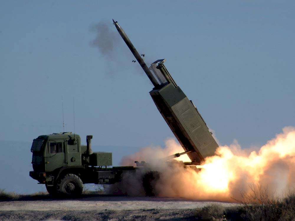 Високомобільна реактивна система залпового вогню (HIMARS) ЗС США. (Вікіпедія)
