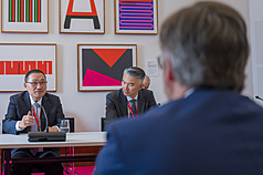 Хоу Юї (ліворуч) під час візиту до Мельбурна 23 березня. (CNA)